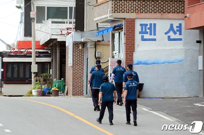 27일 오전 전남 완도군 신지면 일대에서 경찰이 최근 실종된 조모양 일가족을 찾기 위해 수색 작업을 하고 있다. 2022.6.27/뉴스1 © News1 정다움 기자