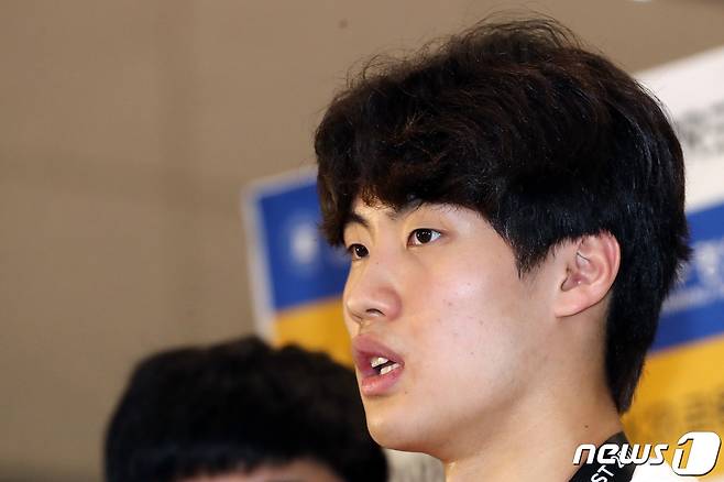 2022 국제수영연맹(FINA) 세계선수권대회 자유형 200m 은메달리스트 황선우가 27일 오후 인천국제공항 1터미널을 통해 귀국 후 인터뷰를 하고 있다. 2022.6.27/뉴스1 © News1 이동해 기자