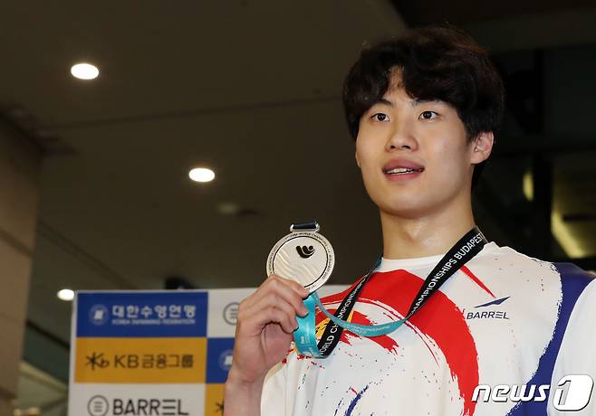 2022 국제수영연맹(FINA) 세계선수권대회 자유형 200m 은메달리스트 황선우가 27일 오후 인천국제공항 1터미널을 통해 귀국, 인터뷰를 마친 뒤 기념사진을 찍고 있다. 2022.6.27/뉴스1 © News1 이동해 기자