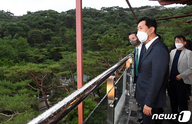 오세훈 서울시장이 27일 오후 서울 성북구 삼청각에 방문해 주변 경관을 둘러보고 있다. (서울시 제공)© 뉴스1