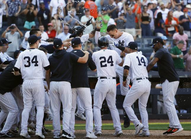 27일 휴스턴 애스트로스와의 4연전 마지막 경기에서 연장 10회 끝내기 3점 홈런을 날린 뉴욕 양키스 애런 저지가 동료들의 물세레와 축하를 받고 있다. 뉴욕|epa연합뉴스