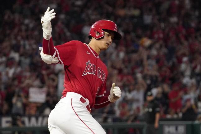 26일 시애틀 매리너스전에서 3회 장거리 솔로 홈런을 날린 LA 에인절스 오타니 쇼헤이가 베이스를 돌고 있다. 애너하임(캘리포니아주)|AP연합뉴스