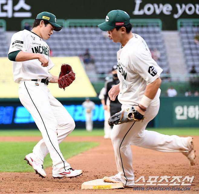 2사 2,3루 NC 박민우를 땅볼 처리한 뒤 주먹 불끈