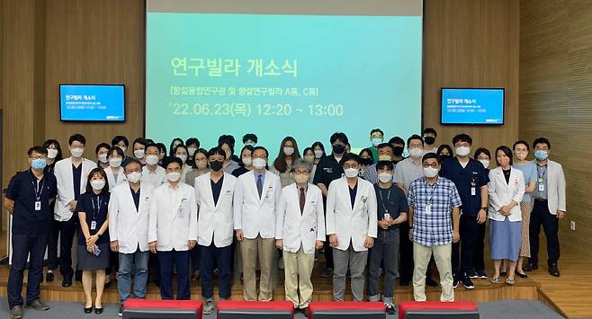 순천향대천안병원이 연구원 전용 업무공간 조성을 마치고 23일 오후 병원 강당 송원홀에서 관련 기념행사를 열었다. 박상흠 병원장(맨앞줄 오른쪽에서 네 번째)과 연구원들이 행사를 마치고 기념촬영을 하고 있다.