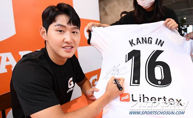 자신을 기다려준 팬들에게 고마운 마음을 담아 사인해 주는 이강인