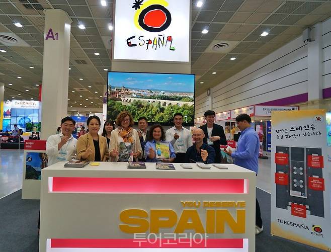 스페인관광청 관계자들이 23~16일 서울 코엑스에서 열린 서울국제관광전 내 스페인 부스에서 스페인 관광 매력을 홍보했다.&nbsp;
