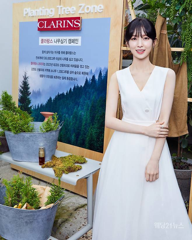 사진 : 클라랑스, '클라랑스 가든 성수, 클라랑스 나무 심기 Planting Trees with Clarins' 캠페인. 오마이걸 아린 (사진제공 : 클라랑스)