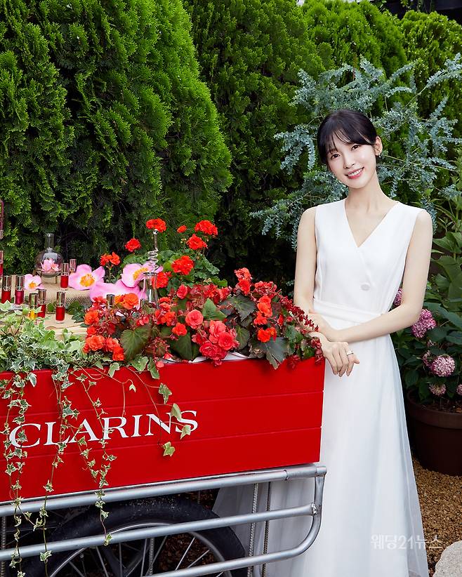 사진 : 클라랑스, '클라랑스 가든 성수, 클라랑스 나무 심기 Planting Trees with Clarins' 캠페인. 오마이걸 아린 (사진제공 : 클라랑스)