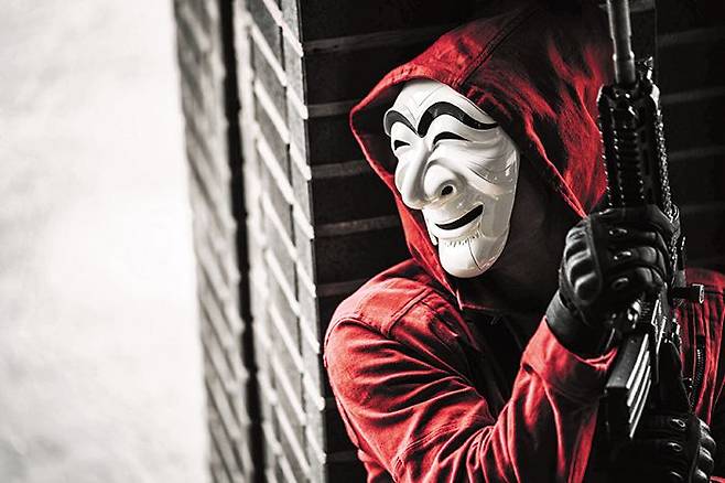 인기 넷플릭스 시리즈의 한국판 리메이크 ‘종이의 집- 공동경제구역’. 화가 달리의 가면을 썼던 원작과 달리 하회탈을 쓴 범인들이 한반도의 통일 조폐국에서 무장 인질 강도 사건을 벌인다. /넷플릭스