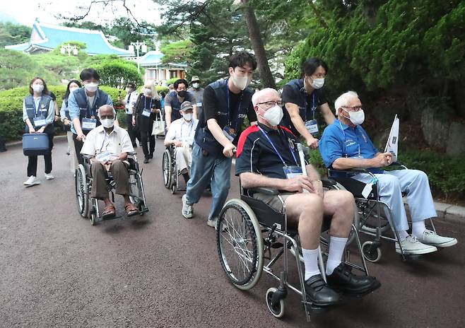 26일 오전 서울 종로구 청와대 경내에서 한국전쟁 72주년을 맞아 국가보훈처 초청으로 한국을 찾은 국군과 유엔(UN)군 참전용사들이 보훈처 직원의 안내를 받아 녹지원으로 향하고 있다. 2022. 6. 26 / 장련성 기자