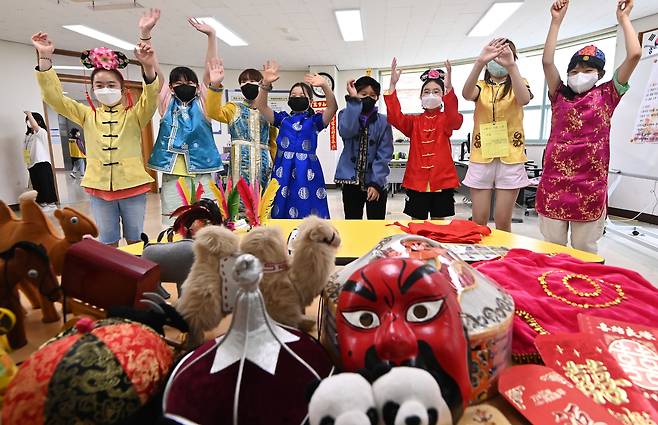 지난 16일 경기도 수원시 팔달구 매여울초등학교에서 열린 '매여울행복축제'에서 학생들이 다문화 체험을 하고 있다. /뉴시스