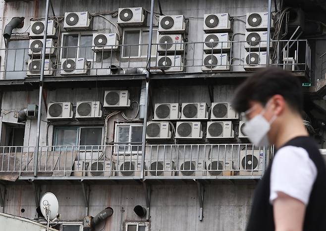27일 오전 서울 중구 한 건물 외벽에 줄지어 설치된 에어컨 실외기들. 정부는 3분기부터 전기요금을 kWh(킬로와트시)당 5원 인상하겠다고 이날 밝혔다. /연합뉴스