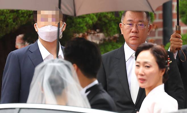 정의선 현대차그룹 회장과 부인 정지선 씨가 27일 장녀 진희씨 결혼식에서 가족 사진을 찍고 있다./연합뉴스