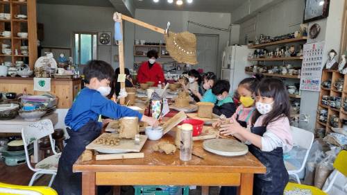영인마을교육공동체 학생들이 마을교사들과 함께 문화 체험을 통해 창의력을 기르고 있다. 사진=충남교육청 제공