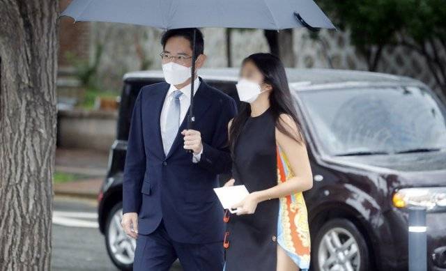 이재용 삼성전자 부회장이 딸 원주 씨와 함께 27일 서울 중구 정동제일교회에서 열린 정의선 현대차그룹 회장 장녀 진희 씨의 결혼식에 참석하고 있다. 2022.06.27. 뉴시스