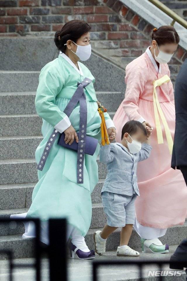 현정은 현대그룹 회장이 27일 서울 중구 정동제일교회에서 열린 정의선 현대차그룹 회장 장녀 진희 씨의 결혼식에 참석한 후 식장을 나가고 있다. 2022.06.27.뉴시스