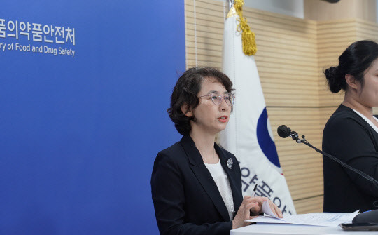 27일 서경원 식품의약품안전평가원장이 SK바이오사이언스 '스카이코비원멀티주' 중앙약사심의위원회 회의결과를 발표하고 있다. <식약처 제공>