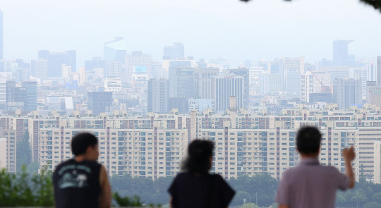 금리 인상과 대출 규제로 인해 올해 상반기 서울 지역 아파트 거래가 급감한 가운데 6억 원 이하 아파트가 거래를 주도한 것으로 나타났다. 26일 국토교통부 실거래가시스템에 따르면 이날까지 공개된 올해 서울 아파트 실거래가 신고 건수는 총 7488건으로, 지난해 같은 기간 신고 건수 2만6263건 대비 28.5%로 나타났다.  이중 6억 원 이하 거래 건수는 2819건으로 전체 37.6%로 집계됐다.  사진은 26일 오전 서울 성동구 응봉산에서 바라본 아파트 단지들 모습.        [연합뉴스]