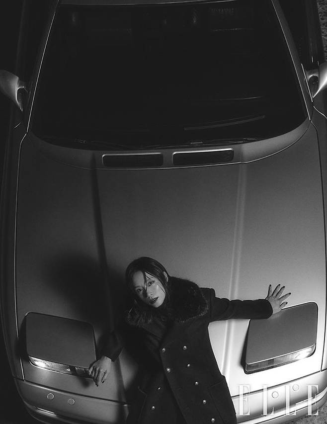 퍼 트리밍 장식의 롱 코트는 Saint Laurent by Anthony Vaccarello.