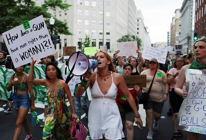 미국 연방대법원의 임신중지권 보장 판례 폐기에 항의하는 이들이 26일 워싱턴 시내를 행진하고 있다. 워싱턴/로이터 연합뉴스