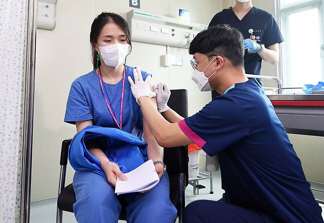 27일 서울 중구 국립중앙의료원에서 이한나 간호사가 원숭이두창 대응 백신 접종을 받고 있다. 공동취재사진