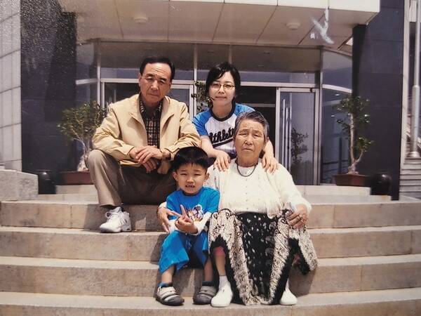 2004년 7월 고향 완도에서 가까운 해남타워로 할머니(앞줄 오른쪽)를 모시고 가족 나들이 갔을 때. 윗줄 왼쪽 부친(마광남)과 필자. 마은아씨 제공