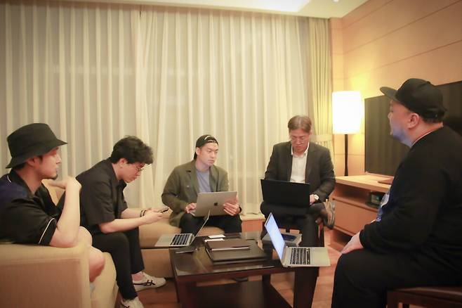 더콰이엇, 박수용 디렉터, 안승배 큐레이터, 김광준 주치의, 김봉현 저널리스트가 23일 밤 서울 여의도의 한 사무실에서 축구국가대표팀 응원가 프로젝트 회의를 하고 있다. 정혁준 기자