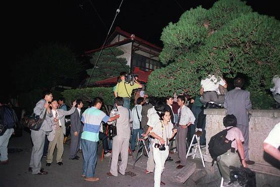 1994년 6월 마쓰모토시 사린가스 테러 피해자의 집에 모여든 보도진. AFP 게티이미지