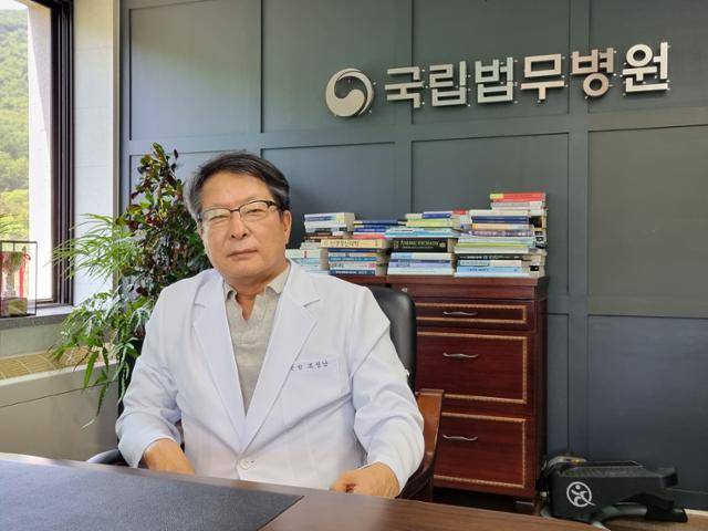 2일 충남 공주 국립법무병원(치료감호소)에서 조성남 국립법무병원장(치료감호소장)을 만났다. 조 원장은 "재범 방지를 위해 범법 정신질환자를 치료하는 기관이기 때문에, 민간 정신의료기관보다도 더욱 우수한 치료가 이뤄져야 한다"며 인력과 예산 확충의 필요성을 거듭 강조했다. 공주=최나실 기자