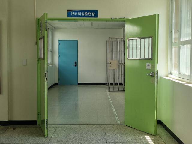 치료감호소 내 '센터직업훈련장'. 이곳에선 PC 정비·제빵·건축 등 직업훈련이 이뤄지는데, 현재는 150명 안팎 인원만이 프로그램을 이용하고 있다고 한다. 기자가 방문한 날에도 한 수업당 4~5명의 수용자가 직업훈련을 받고 있었다. 생계와 거주 문제는 퇴소 이후에도 재범을 저지르지 않고, 꾸준한 정신과 치료를 받으며 일상생활을 해나가는 데 주요한 요소로 작용한다. 공주=최나실 기자