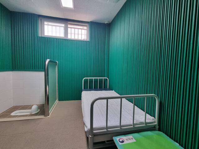 법무부 치료감호소 내 보호실(독방). 정신과 전문의가 수용자의 자·타해 위험성이 높다고 판단할 경우 보호실에 격리 조치할 수 있다. '강압적 조치가 환자 상태를 악화시킨다는 주장도 있다'는 질문에 대해 조 원장은 "의사 처방하에 프로토콜에 따라 보호실 격리 조치를 한다"고 해명했다. 공주=최나실 기자