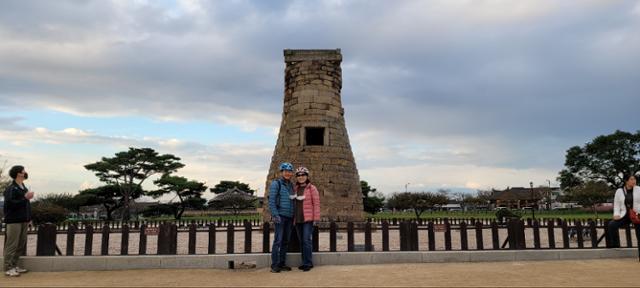 박구한(왼쪽) 이해숙씨 부부가 지난해 10월 경주시의 첨성대를 방문해 기념 사진을 찍고 있다. 문화재청 제공