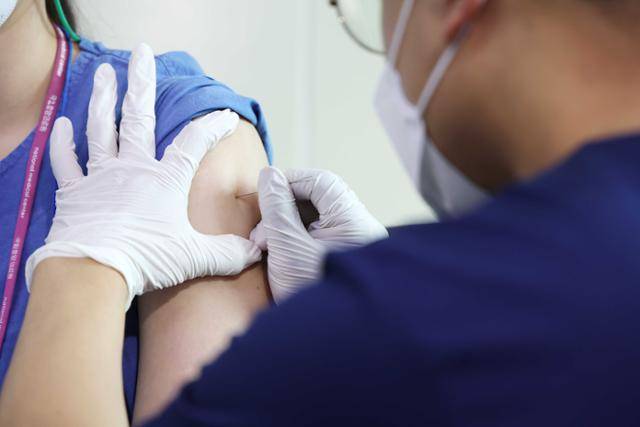 27일 서울 중구 국립중앙의료원 본관에서 원숭이두창 환자를 진료할 간호사가 원숭이두창 백신을 접종받고 있다. 뉴스1