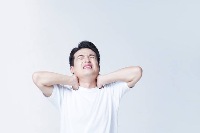 경수척수증이 생기면 사지마비까지 이어질 수 있어 주의해야 한다./사진=클립아트코리아