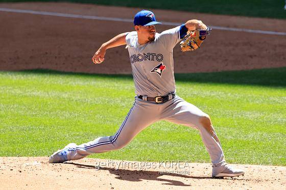 토론토 블루제이스 호세 베리오스가 27일(한국시간) 미국 위스콘신주 밀워키 아메리칸패밀리필드에서 열린 밀워키 브루어스전에 선발 등판해 투구하고 있다. 그는 이날 2와 3분의 2이닝 8실점을 기록하고 패했다. 사진=게티이미지