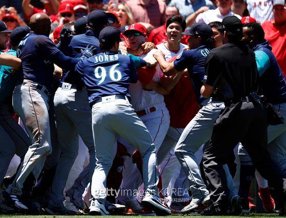 27일(한국시간) 벌어진 시애틀 매리너스와 LA 에인절스의 난투극. 게티이미지