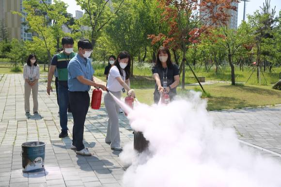 KCA 직원들이 소화기 사용법 실습 훈련을 진행하고 있다 [사진=KCA]