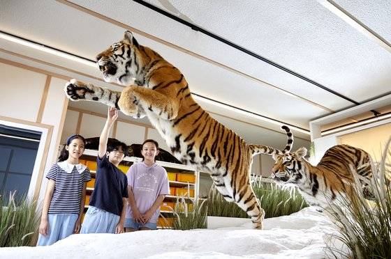 동물 표본·박제의 세계를 알아본 소중 학생기자단이 금방 살아 움직일 것 같은 코아·한울이 박제와 사진을 찍었다.