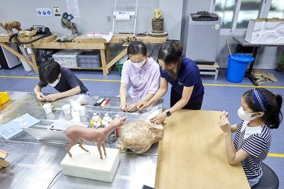 박제사는 박제를 만들기 전에 점토로 모형을 만들며 포즈 등을 계획한다. 소중 학생기자단도 해당 과정에 도전해봤다.