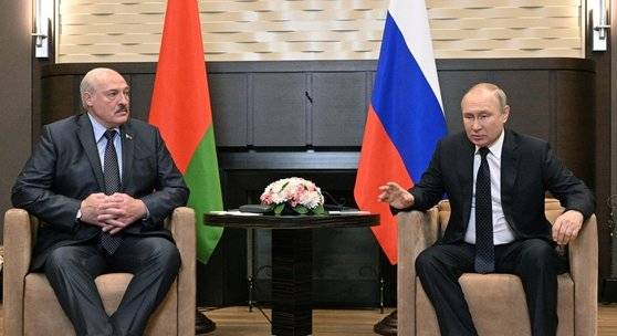 블라디미르 푸틴(오른쪽) 러시아 대통령이 23일(현지시간) 흑해 연안 휴양도시 소치의 관저에서 자국을 방문한 알렉산드르 루카셴코 벨라루스 대통령과 정상회담을 하고 있다. [AP=연합뉴스]