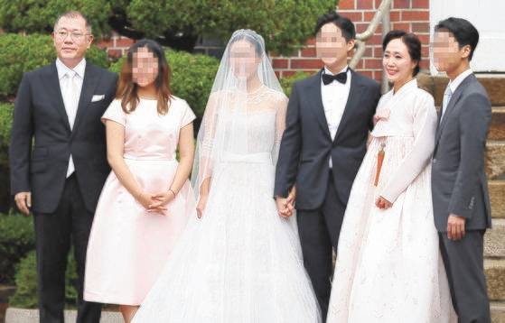 정의선 현대차그룹 회장과 부인 정지선씨가 27일 오전 장녀 진희씨 결혼식이 열리는 서울 중구 정동교회에서 가족사진을 찍고 있다.[연합뉴스]