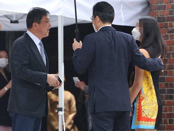 이재용 삼성전자 부회장이 27일 서울 중구 정동교회에서 열린 정의선 현대차그룹 회장 장녀 진희씨 결혼식에 참석해 최재원 SK 수석부회장과 인사를 나누며 자신의 딸을 소개하고 있다.[연합뉴스]