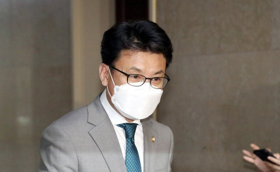 진성준 더불어민주당 원내수석부대표가 21일 오후 국회 원구성협상을 위해 본관 운영위원장실로 들어가고 있다. [공동취재]