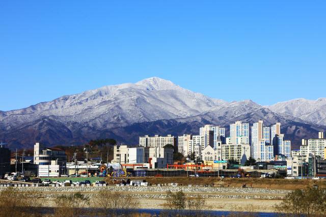 ▲ 양양시가지와 설악산 전경.  사진제공=사진작가 강영근