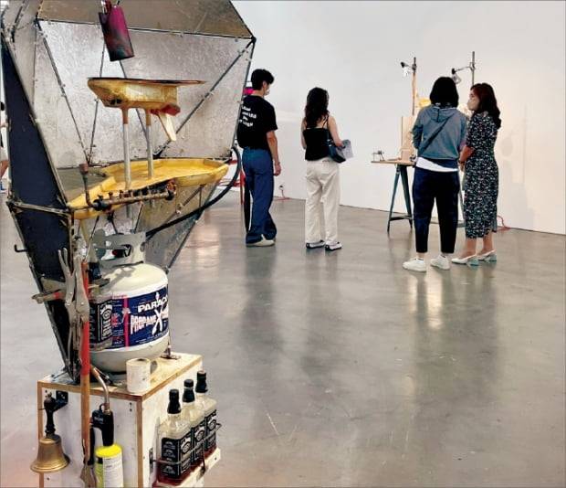 아트선재센터에서 지난 22일 개막한 톰 삭스 개인전 ‘스페이스 프로그램-인독트리네이션’. 우주와 통신하는 송전기기를 잭다니엘 양주병과 프로판 가스통 등을 조합해 만든 작품 등이 전시됐다. 26일 아티스트 토크에 200여 명의 관람객이 몰렸다.   김보라 기자