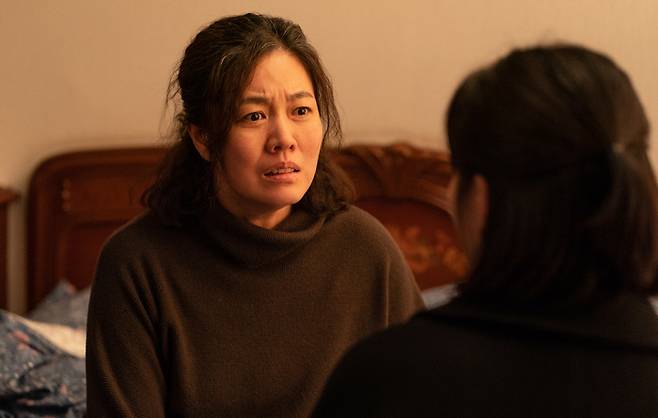 김정은 감독의 영화 <경아의 딸>에서 경아(김정영)는 딸 연수(하윤경)의 성관계 영상을 보고 “걸레가 따로 없더라”며 비난한다. 연수는 경아의 세계에서 사라진다. ㈜인디스토리 제공