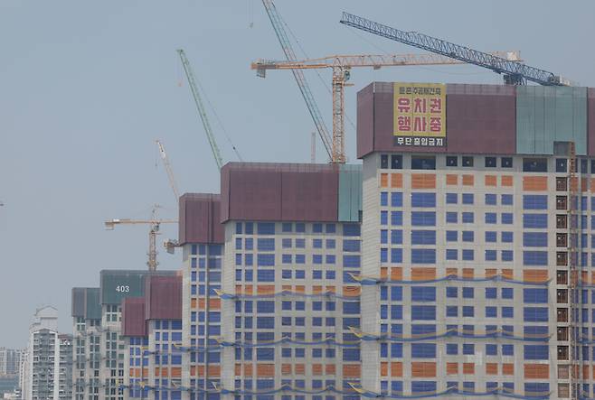 지난 21일 오후 둔촌 주공아파트 재건축 현장이 공사가 중단된 채 방치돼 있다. 연합뉴스