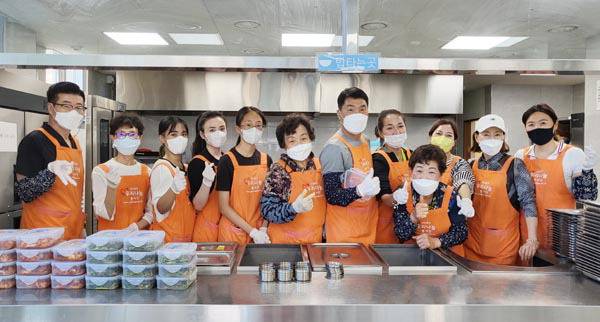 부산 동구 우리나눔봉사단이 최근 무료급식 봉사에 앞서 기념촬영을 하고 있다.