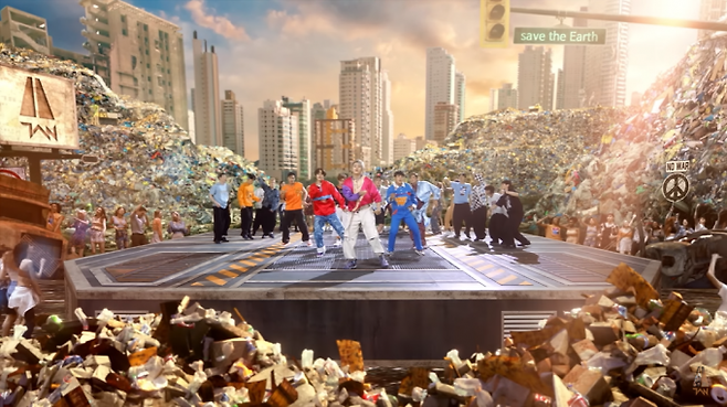 탄 신곡 ‘라우더’ 뮤직비디오. 지구를 살리자는 문구와 전쟁에 반대한다는 문구가 영어로 적혔다. 유튜브 캡처