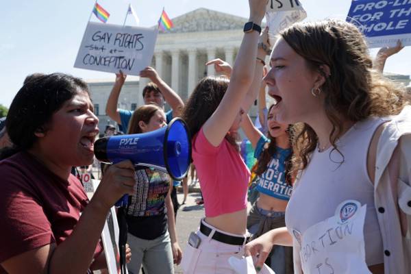 낙태권 찬성파와 반대파 시민들이 25일(현지시간) 미국 워싱턴DC 연방대법원 앞에서 논쟁을 벌이고 있다. 미 연방대법원은 임신 6개월 이전까지 여성의 낙태를 합법화한 이른바 ‘로 대 웨이드’ 판결을 공식 폐기했다. 이에 따라 낙태권 존폐 결정은 각 주 정부 및 의회의 권한으로 넘어가게 됐다. AFP연합뉴스